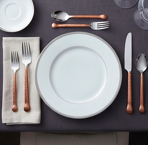 ชุดช้อนส้อมสแตนเลสพร้อมด้ามทองแดงตีลาย สำหรับใช้ในบ้านและครัว - Product Image 5