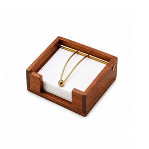 Porta Servilletas de Madera con Diseño de Bandeja Cuadrada y Brazo Ponderado en Tono Dorado con Remate de Bola para Decoración de Cocina y Mesa de Comedor - Product Image 5