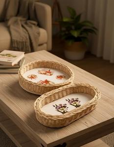 Plateau ovale en rotin floral, parfait pour la mise en scène esthétique de la table, les coins café et les espaces repas, provenant d'Inde. - Product Image 5