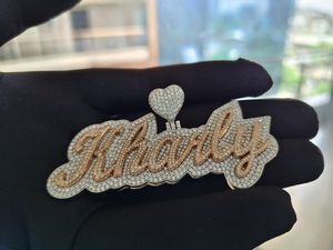 Colgante de Plata de Ley de Lujo Personalizado con Nombre en Dos Tonos, Letra Inicial de Moissanita Brillante, Totalmente Adornado con Letras y Corazón - Product Image 1