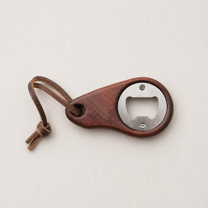 Décapsuleur en bois foncé avec insert métallique et cordon en cuir, idéal pour les fêtes à la plage, les bars, les cuisines et les mariages - Product Image 3