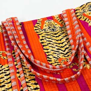 Bolso Tote Acolchado de Algodón Estilo Boho con Estampado de Leopardo Naranja y Asas Largas para el Hombro con Diseño a Rayas - Product Image 2