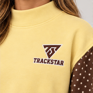 Conjunto de 2 piezas para mujer: Sudadera de cuello alto de forro polar con hombros caídos y mangas con lunares en amarillo mantequilla, y pantalones cortos a juego. Venta al por mayor personalizada. - Product Image 5