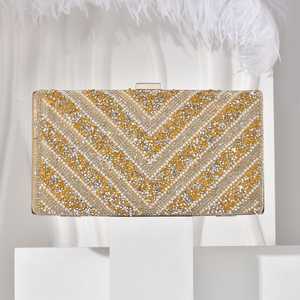 Elegante Bolso de Mano Bordado para Novia con Hilo Decorativo y Aspecto Tradicional Moderno, Bordado Floral Hecho a Mano - Product Image 2