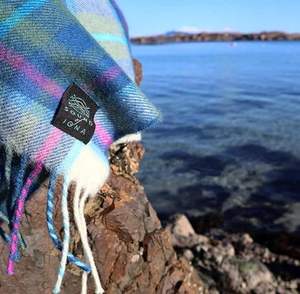 Etiqueta tejida para ropa con logotipo de marca personalizado, sin pedido mínimo, plegable en el extremo, cortada para plegar - Product Image 3