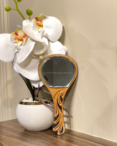 Miroir à main cosmétique de style occidental vintage pour femmes miroir de table à main en cuir usiné cadeau personnalisé pour elle - Product Image 4