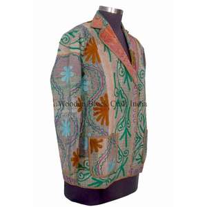 Vente en gros de veste en coton Kantha indienne faite à la main en Inde, avec motifs artisanaux en blocs de bois, design dessiné à la main, respirante, écologique et boutons recouverts - Product Image 5
