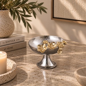 Bol en métal vintage avec bord cannelé et base sur pied, plat de service décoratif réutilisable - Product Image 6