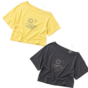 Camiseta informal de playa para mujer, oversize, cuello ancho, amarillo y gris, hombros descubiertos, con gráfico personalizado, de algodón, con logo bordado, para resort. - Product Image 5