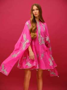 Robe longue ample et fluide en coton brodé style bohème pour femme, couleur rose, col en V, avec franges et liens à nouer - Product Image 3