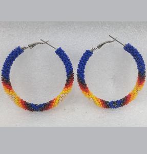 Boucles d'oreilles traditionnelles en perles de verre pour une touche culturelle et mode, avec des couleurs riches et un travail de perlage détaillé - Product Image 1
