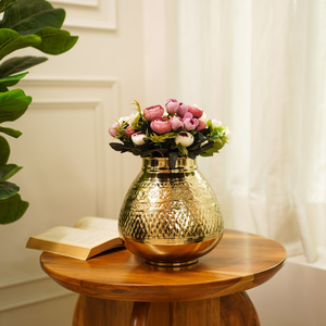 Vase en laiton foncé orné de gravures de feuilles traditionnelles et d'une silhouette robuste et arrondie. Disponible au prix de gros. - Product Image 2