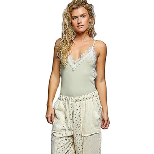 เสื้อสายเดี่ยวคอวีลูกไม้ลายลูกไม้ - Product Image 1