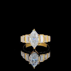 Anillo de Diamante Cultivado en Laboratorio con Corte Marquesa de Alta Calidad, con Piedras Laterales Baguette, Oro de 14K, Exportador de Joyería - Product Image 1