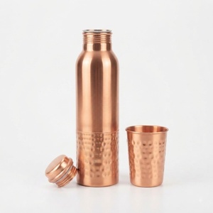 Bouteille d'eau traditionnelle en cuivre avec deux verres au design martelé, ensemble de bouteilles en cuivre au design vintage, bouteille solide au meilleur prix - Product Image 4