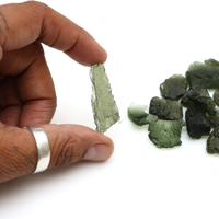 Moldavite naturelle de la République tchèque Pierre précieuse brute Pierres de moldavite verte naturelle pour bijoux Prix de gros Pierres précieuses en vrac