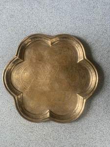 Plateau de service classique en laiton avec détails faits à la main, idéal pour servir thé, café et collations avec style lors d'événements familiaux - Product Image 6