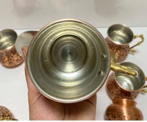 Jarra de cobre tradicional hecha a mano con grabado floral detallado, perfecta para eventos de catering y servicio de hostelería, procedente de la India. - Product Image 3