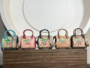 Nouveaux sacs à main de voyage Pretty Petals Mini en cuir floral gravé, sacs bandoulière et sacs à main à poignée supérieure pour femmes - Product Image 3