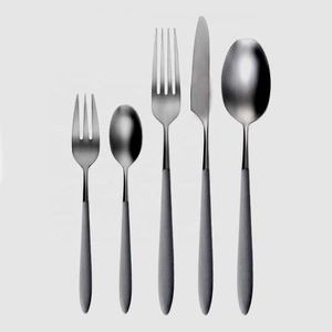 Ensemble de couverts en acier inoxydable plaqué argent avec un design moderne unique, manche épais en céramique de haute qualité, couverts exceptionnels - Product Image 1