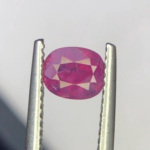 Saphir naturel ovale rose-violet du Cachemire, pierre précieuse de septembre, certifiée, pierre brute de haute qualité - Product Image 1