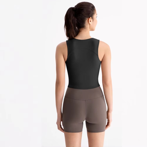 Conjunto Deportivo Minimalista de Punto Transpirable para Mujer: Top Negro con Cuello Redondo y Pantalones Cortos Estilo Biker Marrones - Product Image 6