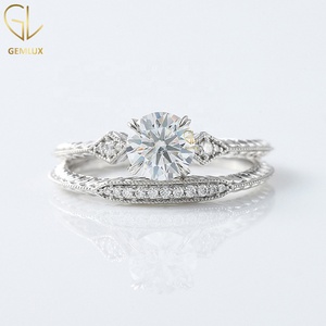 ชุดแหวนแต่งงานมอสซาไนต์วินเทจ ทรงกลม ทองคำขาว 14K ลายฉลุแบบมิลเกรน ชุดแหวนหมั้นและแต่งงาน - Product Image 1