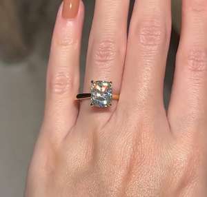Bague de fiançailles pour femme avec diamant de laboratoire taille coussin allongé de 4,00 carats |   Bague de mariage solitaire halo caché en or pour anniversaire - Product Image 6