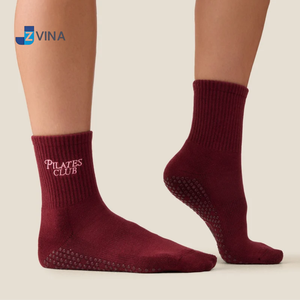 Chaussettes de Pilates bordeaux pour femmes, antidérapantes, avec logo brodé, chaussettes de yoga et de barre - Product Image 2