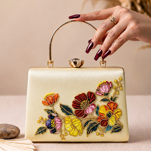 Pochette florale de luxe brodée de perles, symphonie florale, sac artisanal de créateur - Product Image 1