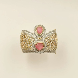 Brazalete Vintage con Corazón Chapado en Oro Rosa de 22k y Circonita Cúbica, Brazalete Minimalista con Circonita Cúbica Pequeña, Joyería Elegante para Boda - Product Image 1