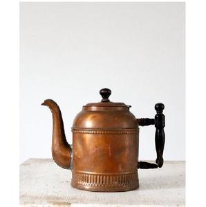 Cafetera de cobre brillante de diseño y apariencia de primera calidad con asa para un vertido suave y una retención óptima del calor en la preparación del café. - Product Image 1