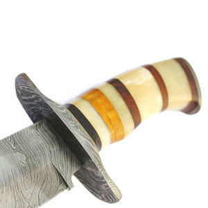 Cuchillo de Caza Clásico de Acero de Damasco Hecho a Mano con Funda de Cuero, Herramienta Utilitaria para Campismo al Aire Libre, Artesanía Tradicional - Product Image 4