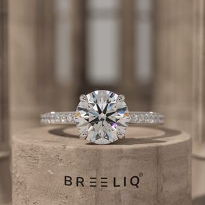 Anillo de Compromiso de Plata con Moissanita Redonda de 2 Quilates, Plata de Ley 925, Clásico Solitario con Banda Pavé, Anillo Nupcial - Product Image 1