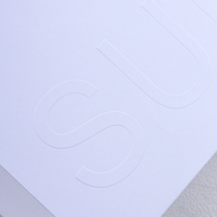Boîte de présentation haut de gamme personnalisée pour soins de la peau, avec couvercle amovible minimaliste, structure rigide, insert découpé et logo en creux