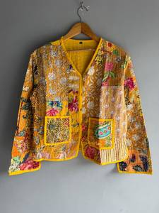 Manteau en soie matelassé à fleurs bohèmes, col en V, manches longues, fermeture boutonnée, design avec poches, cadeau pour elle - Product Image 1