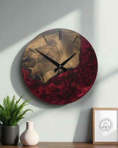 Horloge murale moderne de luxe en bois de burl époxy rouge profond avec aiguilles en quartz, bord brut, silencieuse, pour salon - Product Image 1