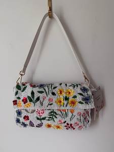 Sac de soirée floral fait main Boho Luxe, orné de perles, style artisanal, élégant et tendance - Product Image 3