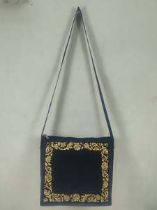 Sac messager bleu marine avec imprimé floral doré, fermeture éclair et bandoulière réglable - Product Image 1