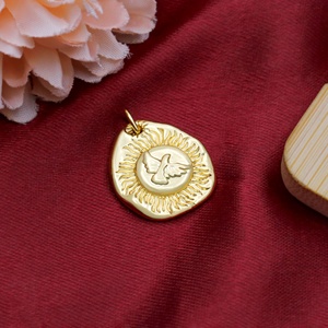 Pendentif en argent sterling 925 plaqué or jaune avec motif oiseau et soleil en relief, bijoux Memoria, vente en gros - Product Image 2