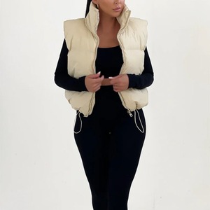 Gilet matelassé en toile imperméable pour femme, style streetwear, avec capuche, fermeture éclair sur le devant, logo personnalisé et design sans manches - Product Image 2