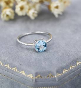 แหวนโทแพซสีฟ้าอ่อนแท้ขนาด 6 มม. ตัวเรือนเงินแท้ ประดับด้วยพลอยโทแพซทรงเหลี่ยมธรรมชาติ แหวนซ้อนได้ - Product Image 4