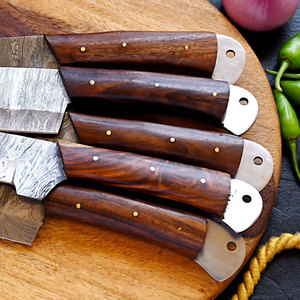 Ensemble de couteaux de cuisine en acier Damas sur mesure, fabriqués à la main, avec un motif distinctif et une construction robuste - Product Image 3