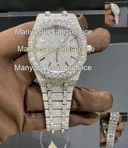 Reloj de Lujo para Hombre con Esfera de Cristal con Incrustaciones de Diamantes Redondos de Moissanita VVS1 Personalizados, Cierre de Pulsera de Acero Inoxidable, Resistencia al Agua de 10 Bares - Product Image 2