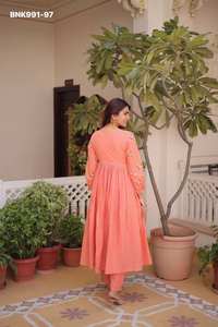 Increíble Conjunto de Kurti y Pantalón de Algodón con Bordado, Hermoso y de Nueva Llegada, Moda Femenina, Compra en Línea, Ropa Étnica India - Product Image 2