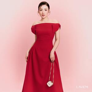 Vestido de noche clásico rojo con hombros descubiertos y falda acampanada para mujer |   Vestido Felami para Invitadas de Boda o Graduación |   LAVIEM - Product Image 1