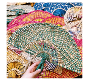 Abanico Artesanal Boho de Hoja de Palma Tejido a Mano, Abanico de Hierba Marina Hecho a Mano para Bodas y Eventos - Product Image 1