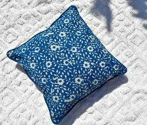 Housse de coussin décorative en coton bio fait main avec imprimé floral indigo, style bohème, fermeture éclair - Product Image 1