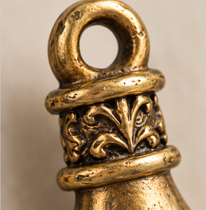 Sonnette de porte Heritage en bronze doré avec détails ornés et poignée circulaire pour entrées classiques - Product Image 2