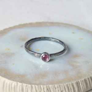 แหวนซ้อนทองคำแท้ 14K ประดับไพลินสีชมพูและสีน้ำเงินสุดหรู ขนาด 6.5  งานแฮนด์เมด ปราศจากนิกเกิล สำหรับผู้หญิง - Product Image 4